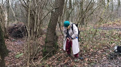 oma pisst|Oma pinkelt im Stehen im winterlichen Wald